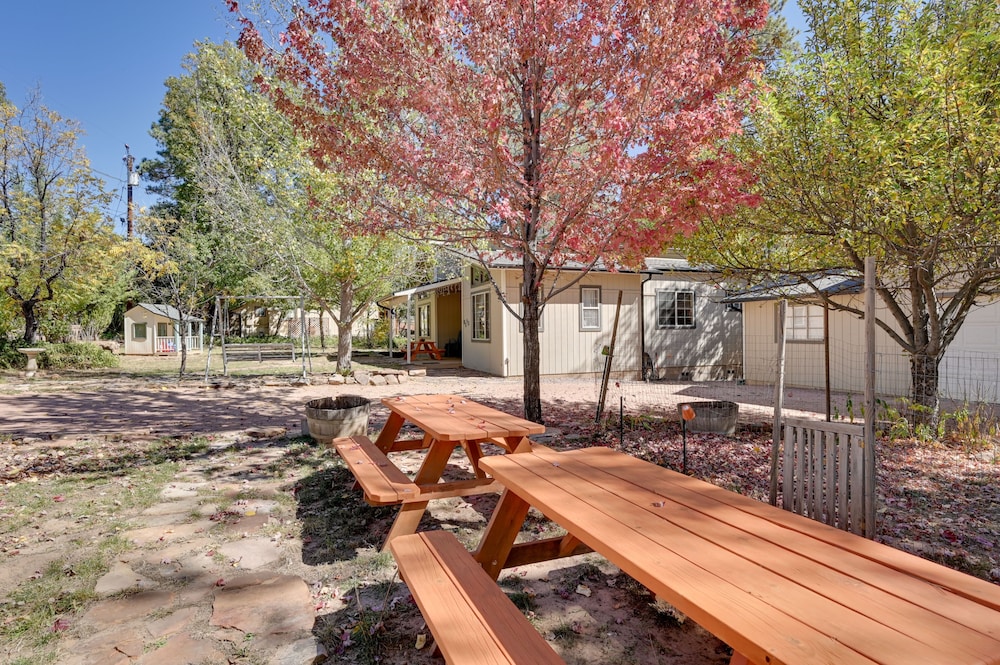Pet-friendly Strawberry Cottage w/ Patio & Yard! view 2