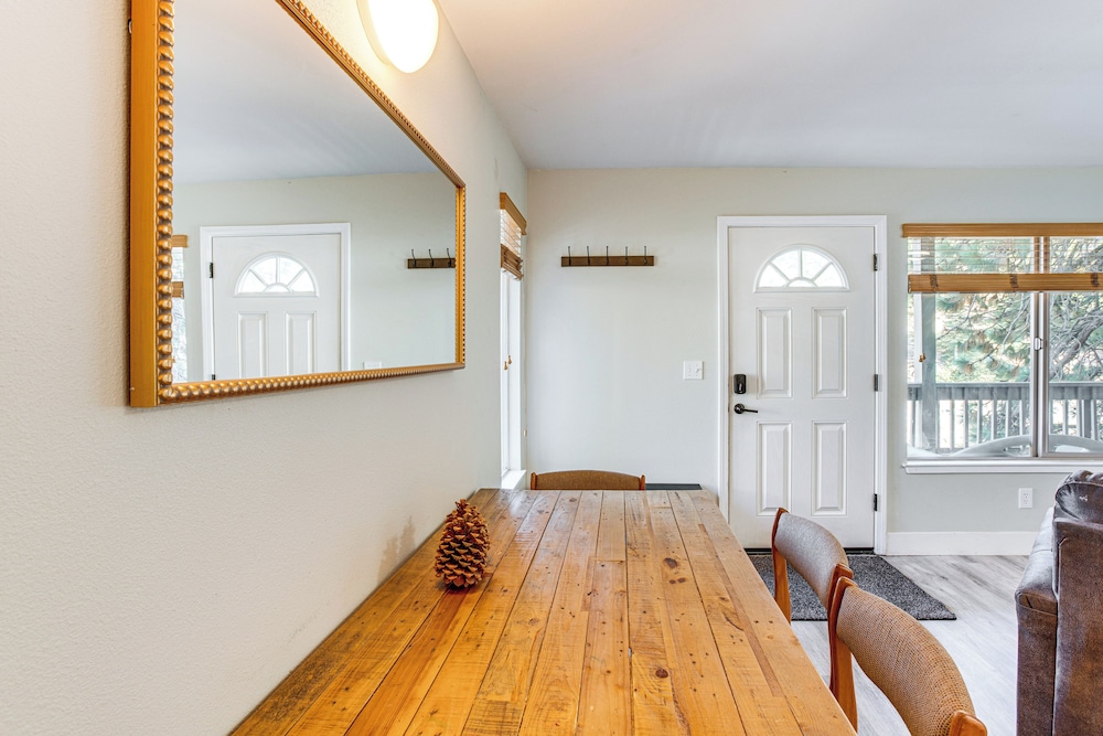 1 Mi to Stagecoach Chairlift: Stateline Condo