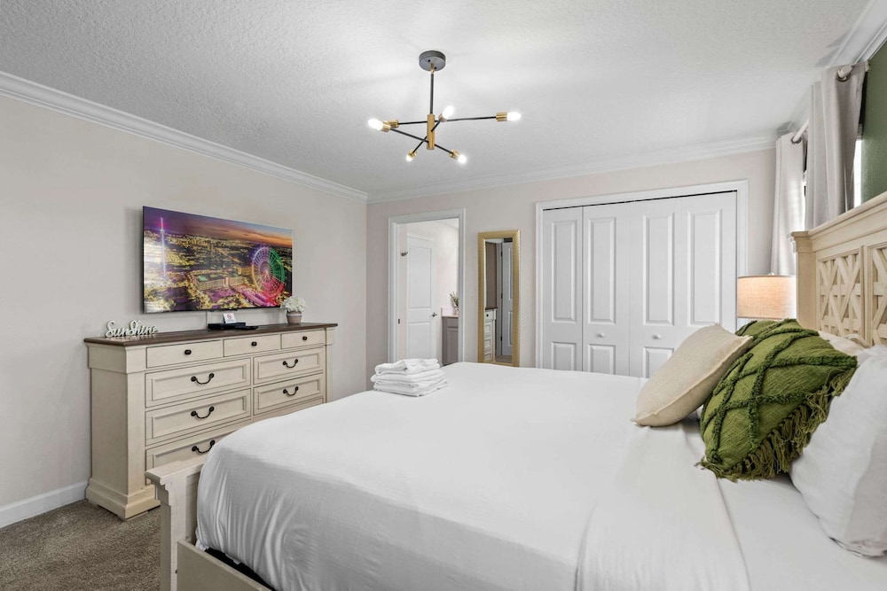 Chic 4BR Home With Mickey Star Wars Rooms