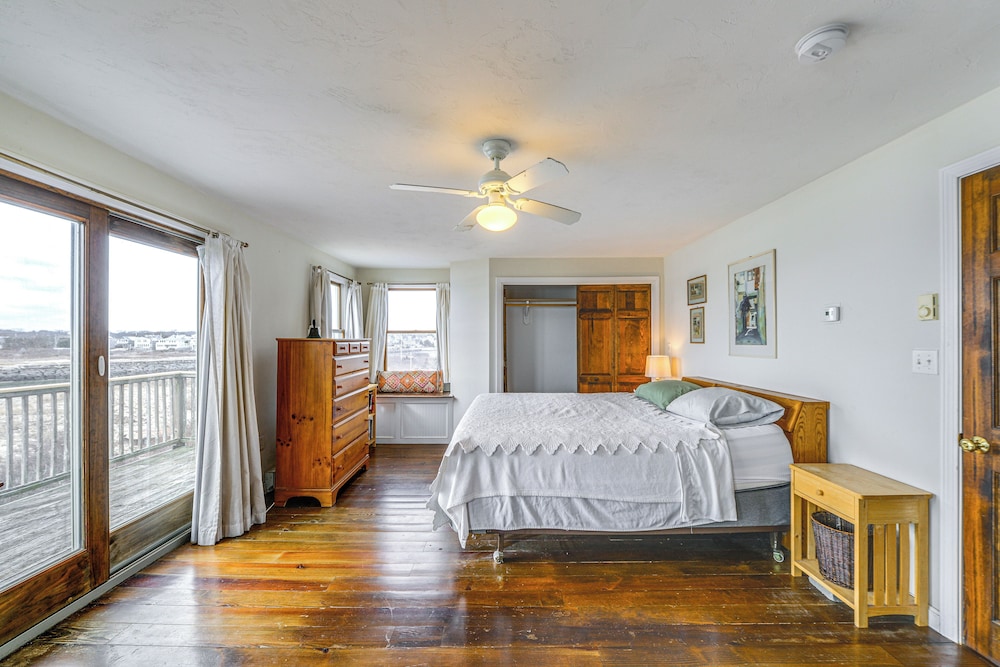 Marshfield Home w/ 4 Decks & Private Beach Access!