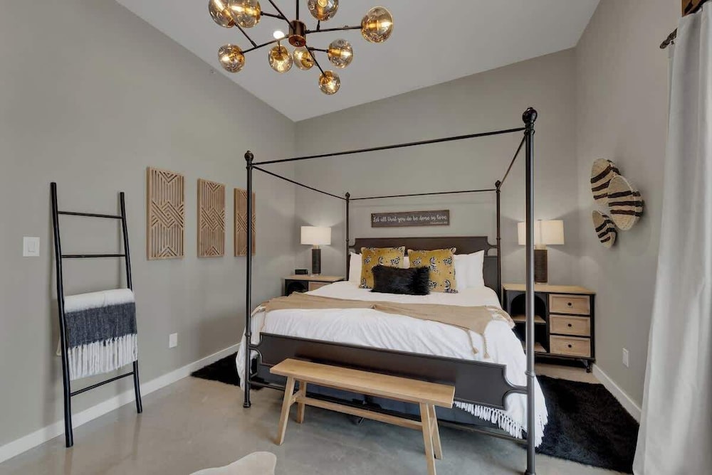 Pop 4 W/hot-tub + Close to Main St