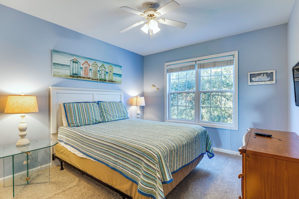 Steps to Beach: Emerald Isle Home w/ Deck!