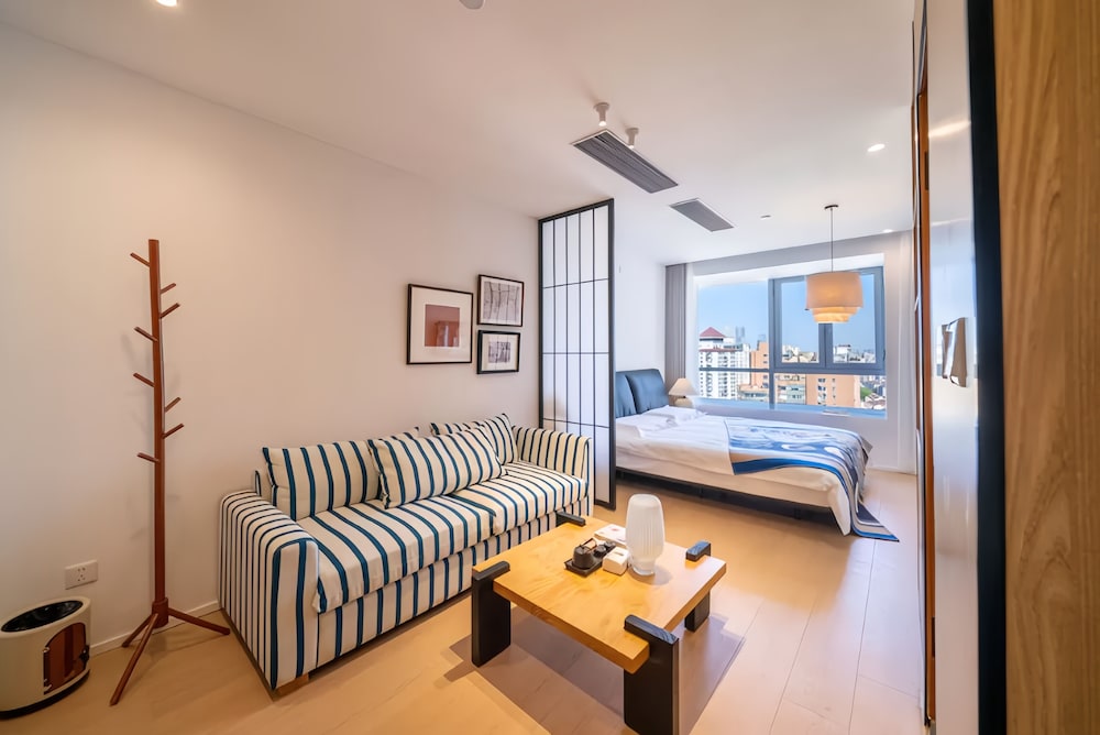 Shanghai Hills & Fan Stay
