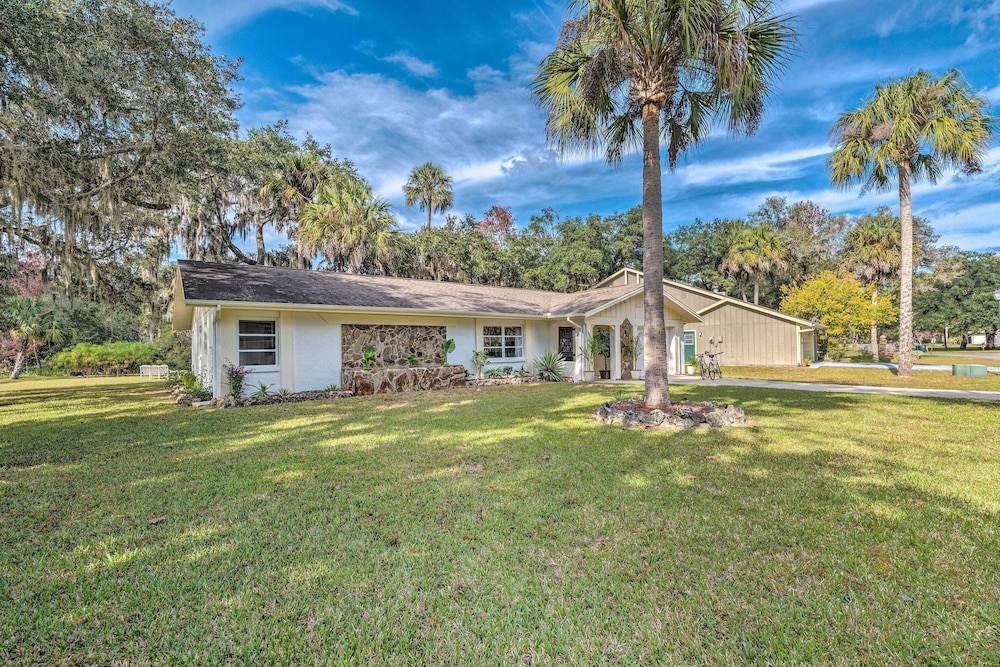 Sunny Crystal River Home w/ Screened-in Porch
