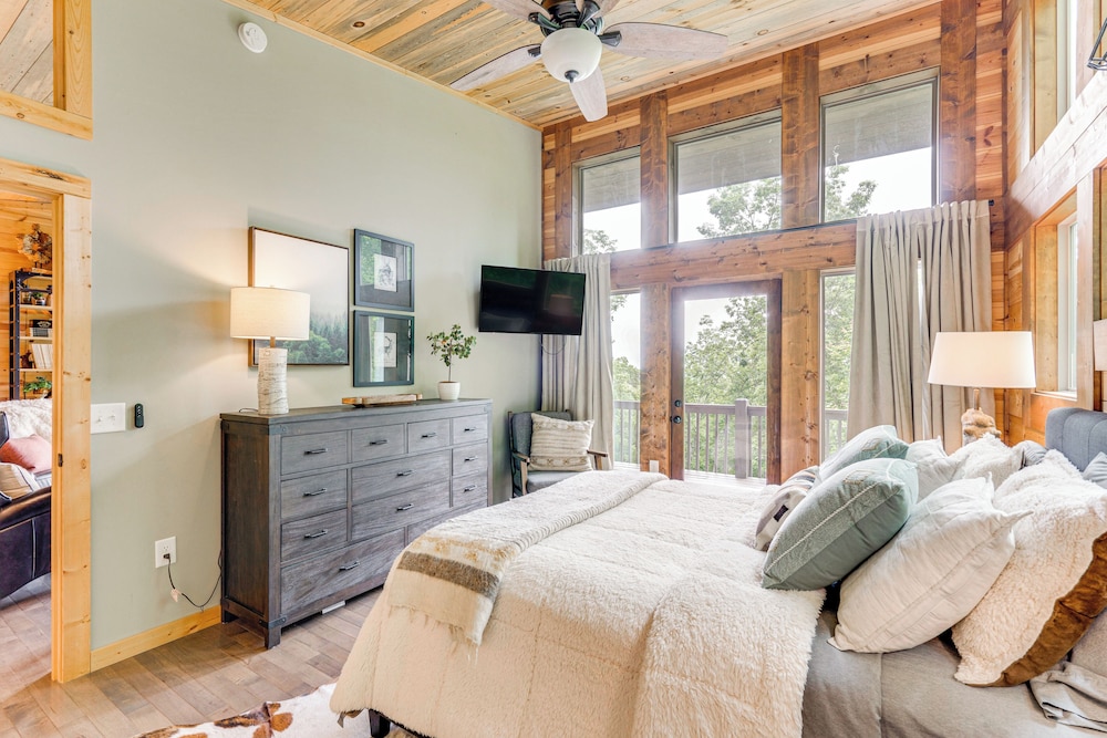 2 Decks, Grill, Hot Tub: Mountain Cabin in Murphy view 3