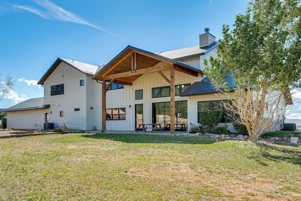 Nat'l Forest Access & Mtn Views: Family Eagar Home