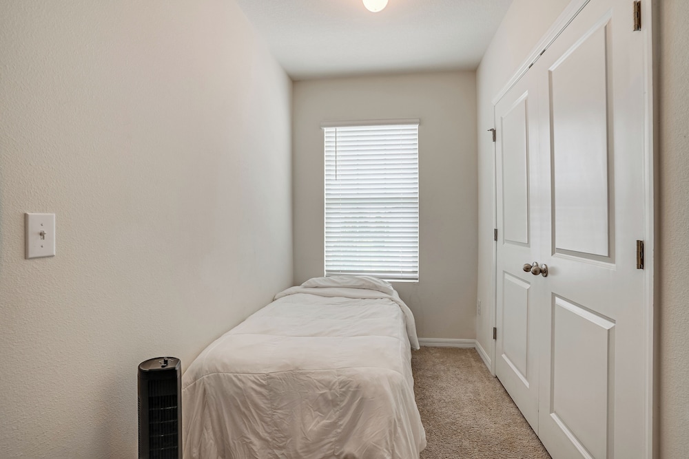 Modern Family Townhome w/ Patio in Riverview!