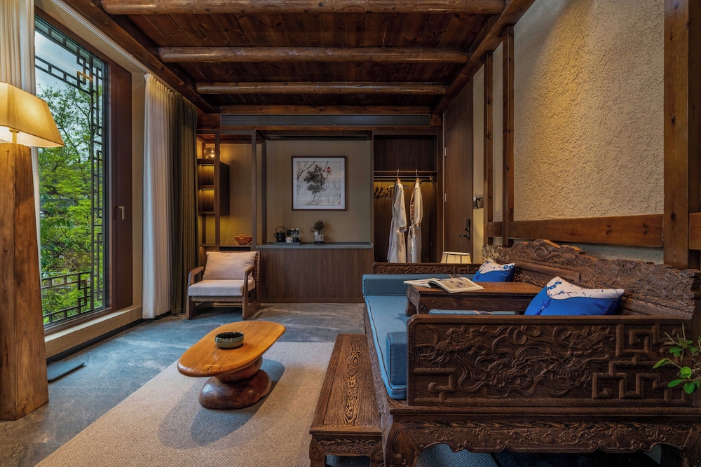 Fenghuang Yiquan River View B&B