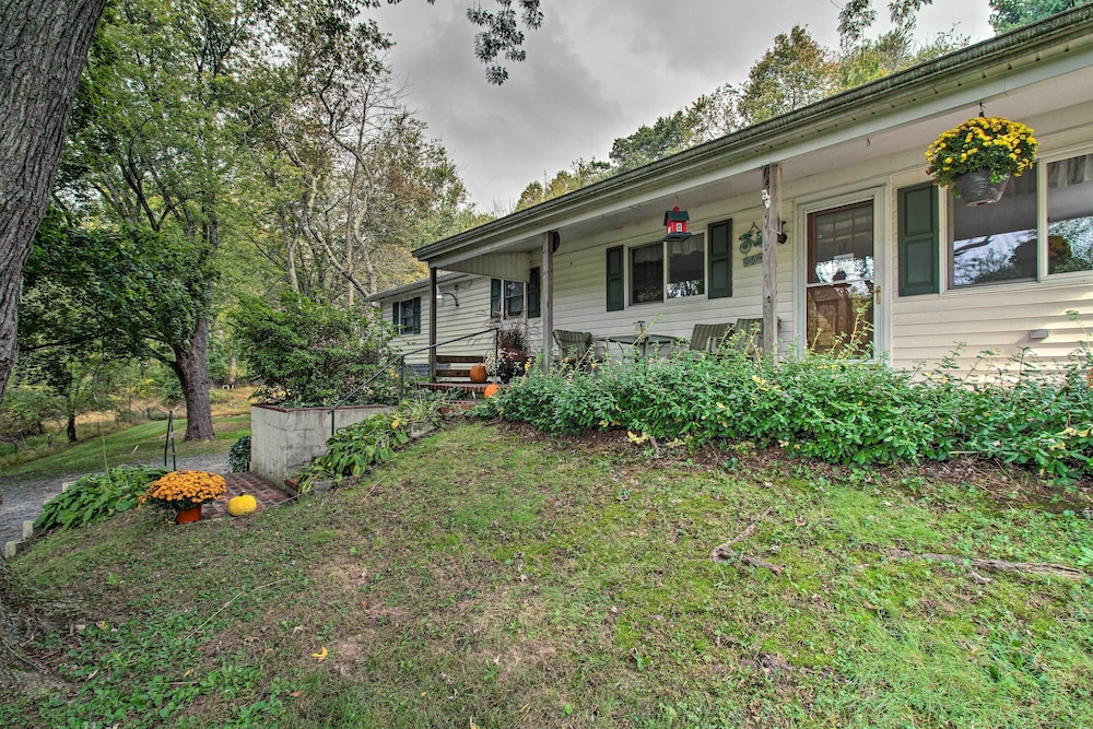 Idyllic Manor Farm Cottage: 3 Mi to Chambers Lake!