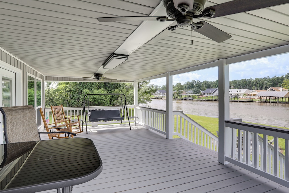 Riverfront Family Retreat w/ Yard in Saint Amant