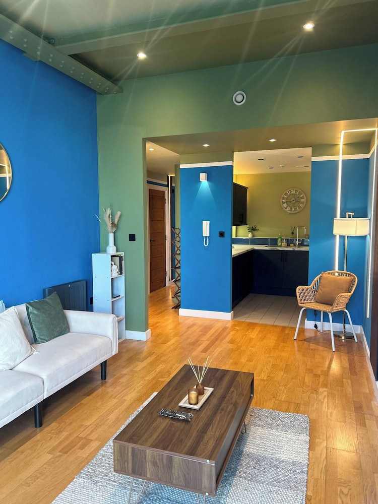 Modern City Blue Apartment Next To The AO Arena Free Parking