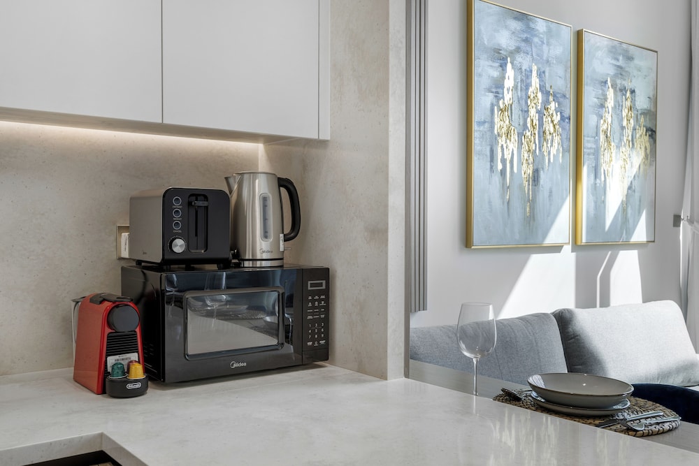 Chic 1BR Retreat with Pool & Balcony JVC