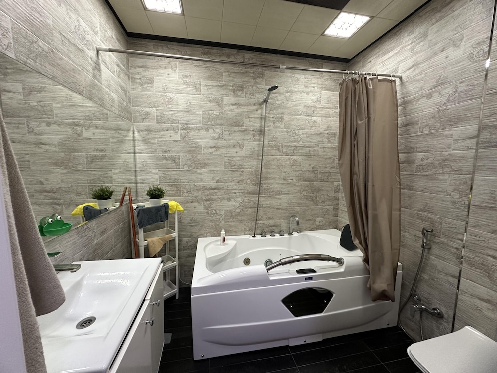 Charming 2-bed Apartment in Baku City Center