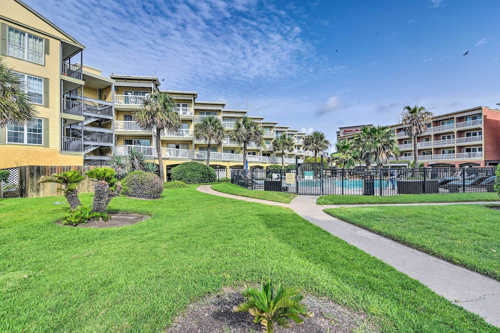Walk to Galveston Beach: Resort Condo w/ Perks!