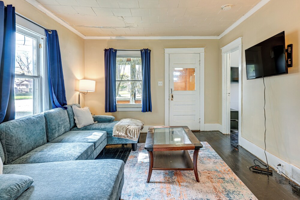 3 Mi to Dtwn Saginaw: Cozy Family Home w/ Yard!