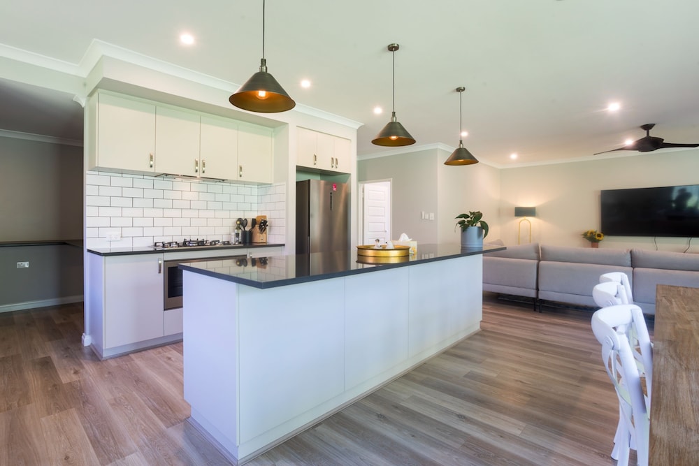 Spacious 4 Bedroom Family Home With Patio and BBQ