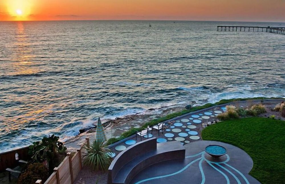 House By The Ocean