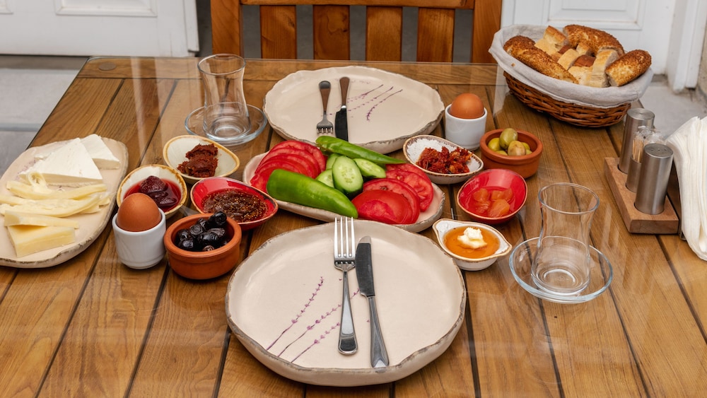 Hotel Avlu Alacati Butik Otel - Image 1