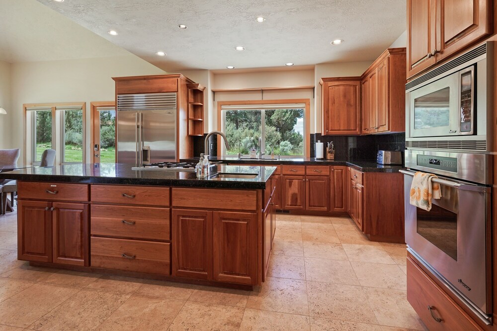 Family-Friendly Dara Oaks Home with Private Hot Tub and BBQ on the Deck by RedAwning