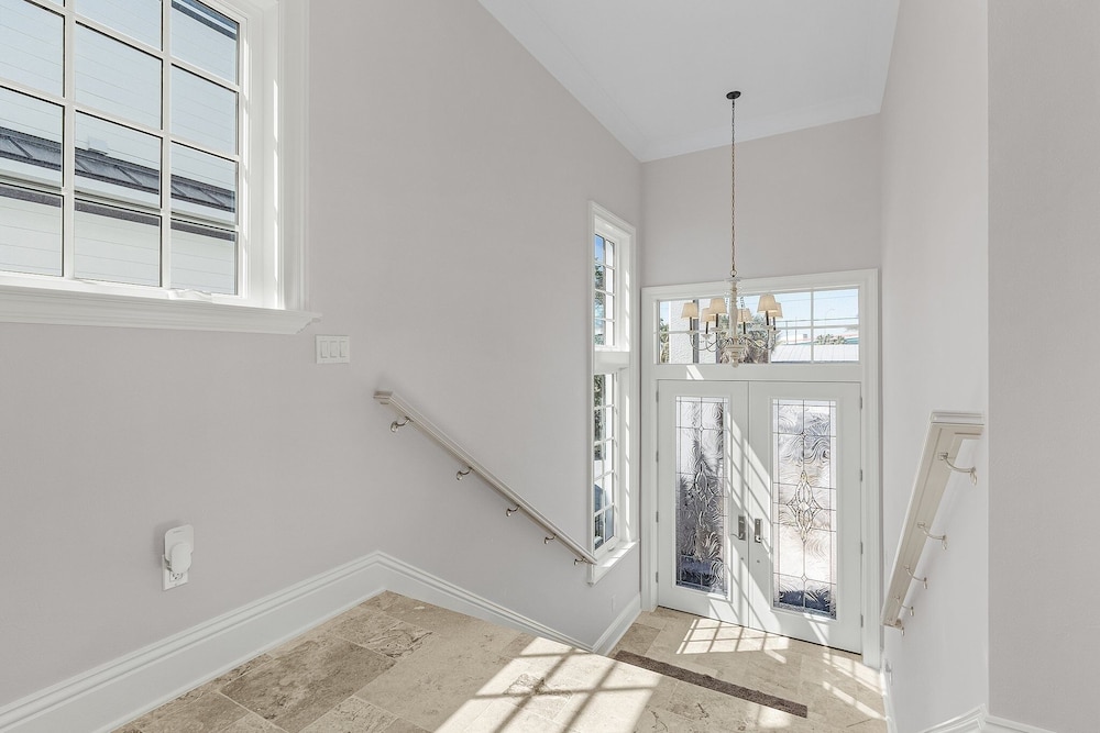 260 Coastal Luxe Retreat: 5bd/4.5ba, Pool & Spa, Water Views 5 Bedroom Home