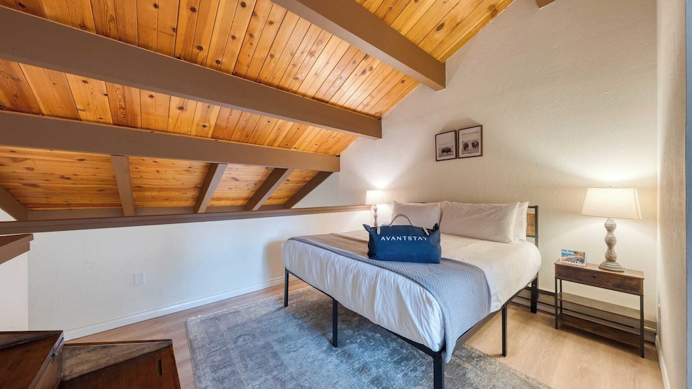Crystal Pines Cozy Lake Tahoe Escape With Fully Equipped Kitchen and Balcony Views
