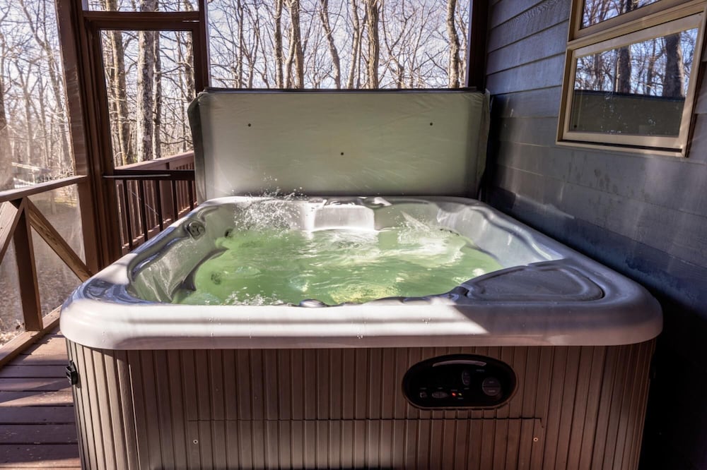 Devils Knob Hottub Wintergreen view 4
