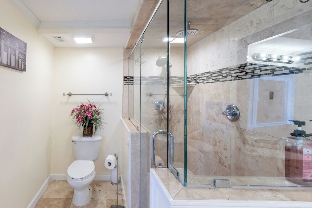 3BR Gulf-front Luxury w/ Pool Bar & Spa Baths