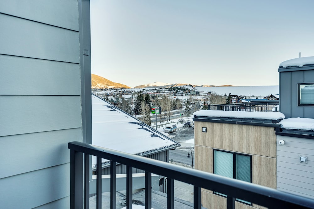 Hot Tub & Views: Getaway 8 Mi to Keystone Resort!