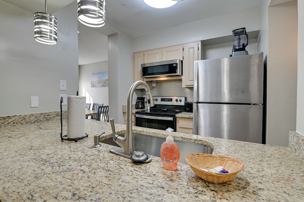 Walk to Beach + Pier: Myrtle Beach Getaway w/ Deck