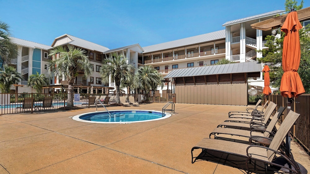 Coastal 3BR Condo With Pool & Shuttle : Snowbird Friendly!
