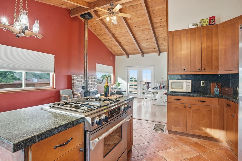 Peaceful Retreat With Panoramic Views 3 Bedroom Home