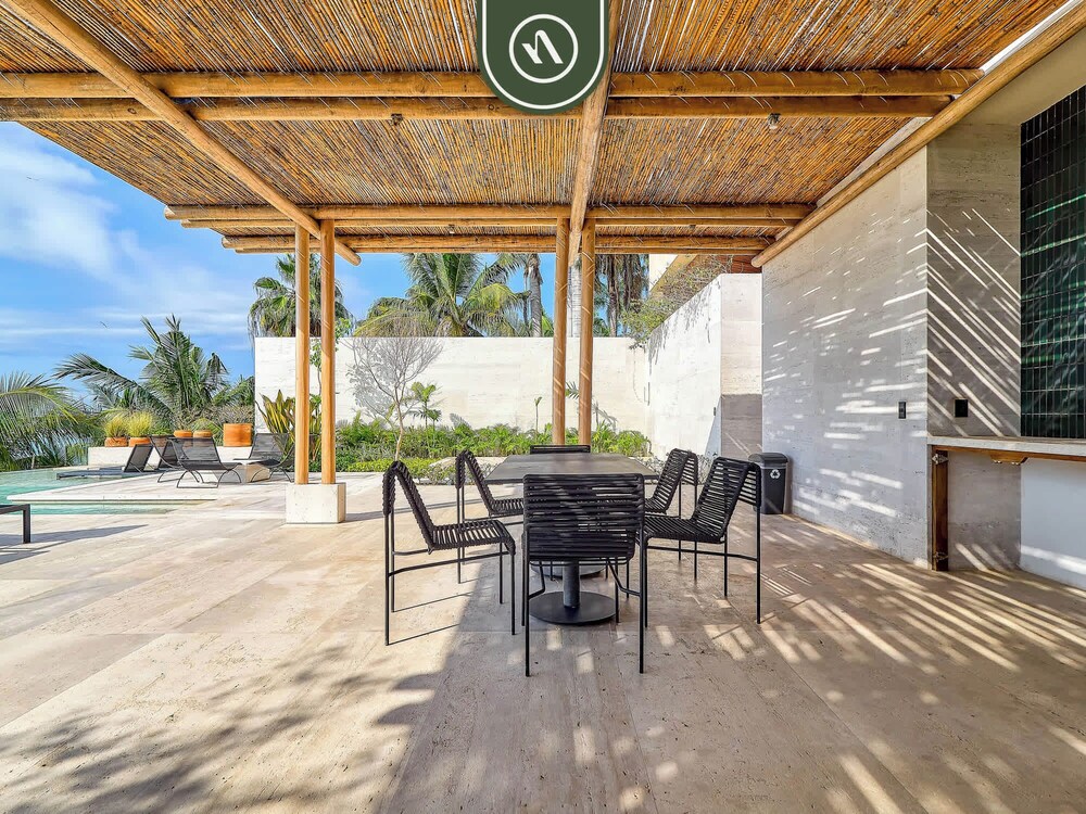 Luxury 4BR Oceanfront Condo - Private Beach - Pool