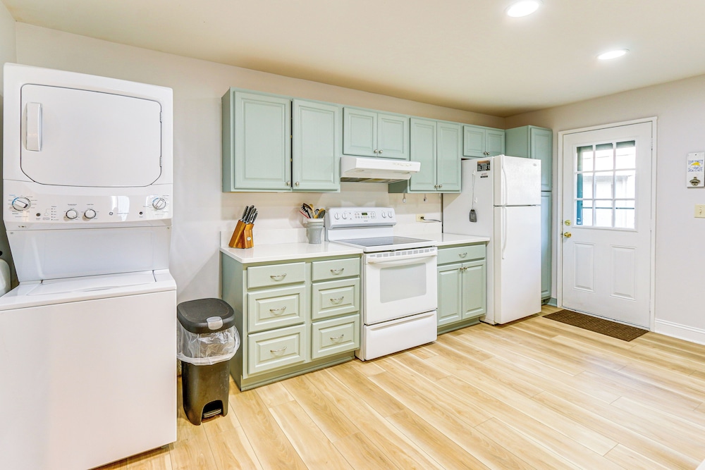 Pool Access + Pet Friendly: Condo in Hilton Head