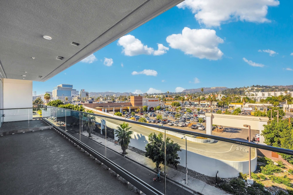 Luxury 2BR Hollywood Sign View by Oneluxstay
