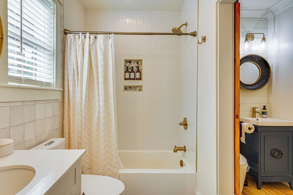 Dtwn Retreat w/ Game Room! Walk to Hampton Park