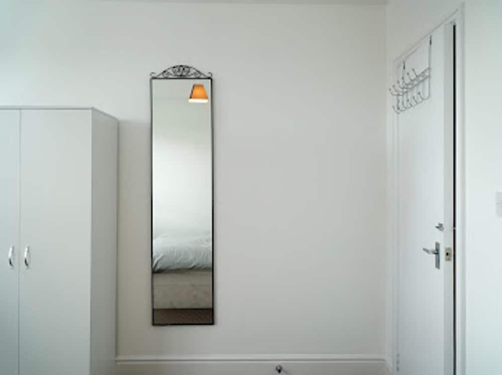 Clean, Spacious 2-bed Apartment in Brierley Hill view 3