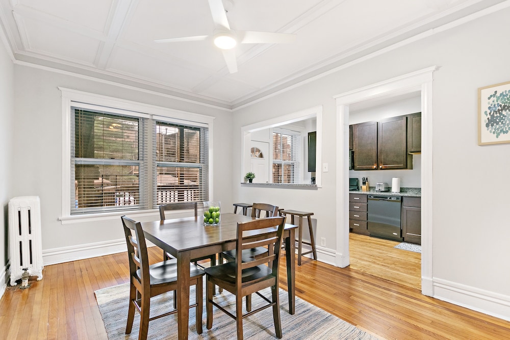 Chic 2BR Escape - Buckingham 1