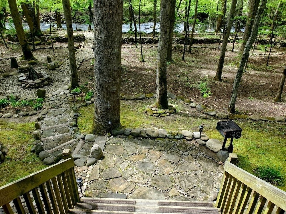 Elk Run On Cosby Creek - 2 Bedrooms, 2 Baths, Sleeps 7 Cabin by RedAwning