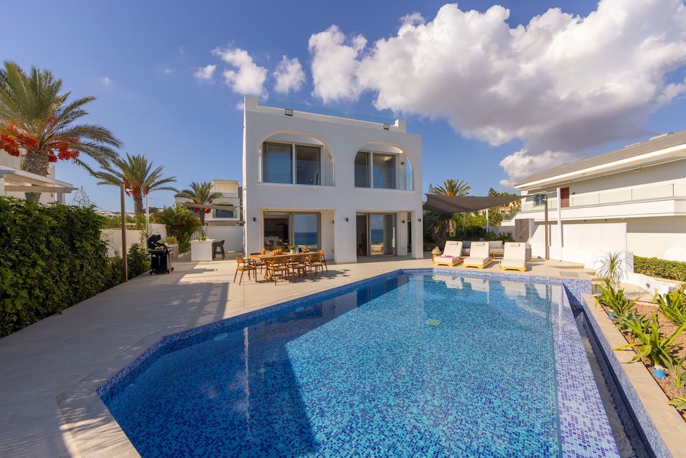 Protaras Beachfront Villla Mimosa
