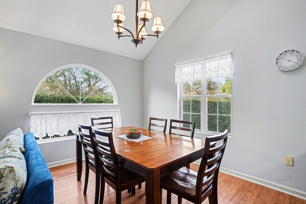 6F Cumberland - split level, 2 bedroom villa, full access!! 2 Condo