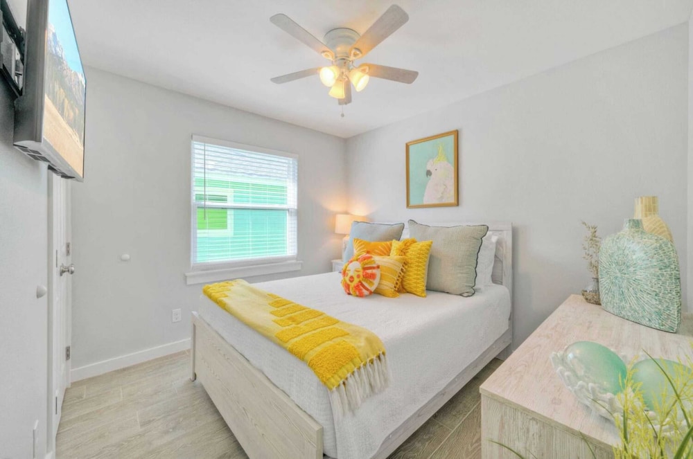 Sleeps 21, 2 Homes Private Pool, Patio Lounge w/ Fire Pit, Bar, TV, & Games