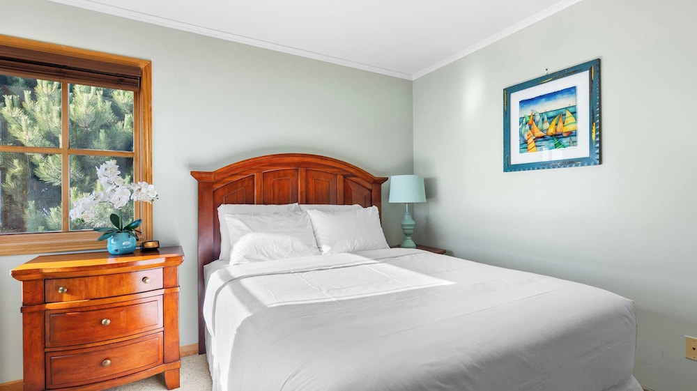 Seacliff Haven Waterfront Luxury, Stunning Views, Hot Tub & Game Room