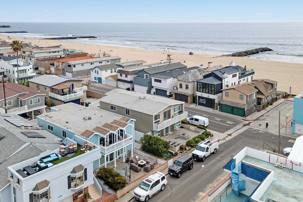 Topside Newport Rooftop Balcony + Ocean Views + Walk to Pier, Marina Village