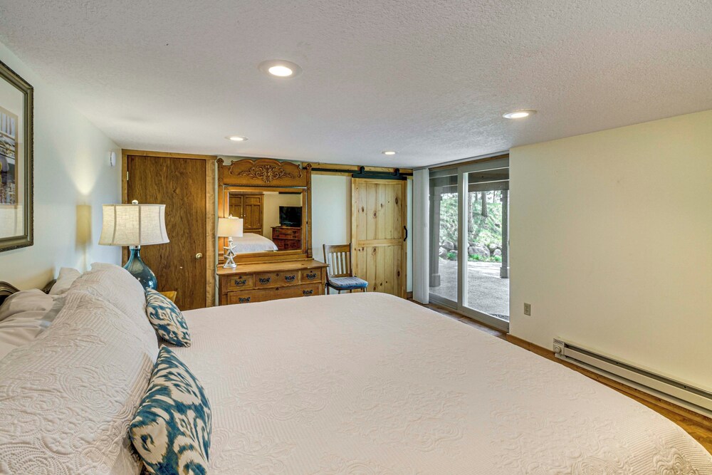 Family Retreat on Cross Lake: Boat, Swim & Relax!
