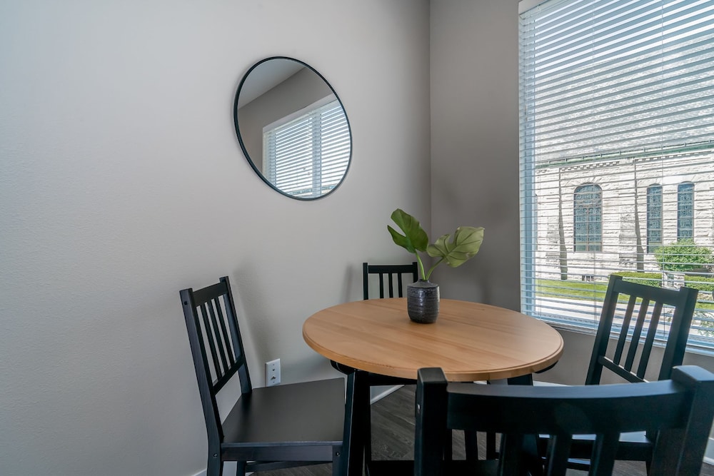 Des Moines Vacations - Des Moines Heavenly 1BD 1BA Downtown Apartment - Property Image 4