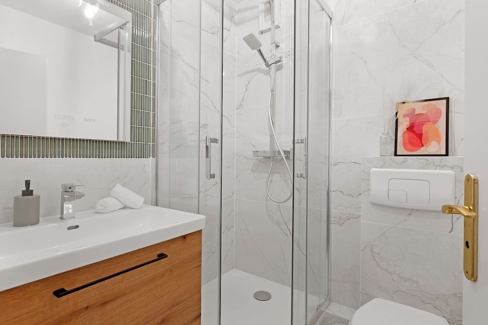 Stylish 2BR for 6 by Champs-Elysees
