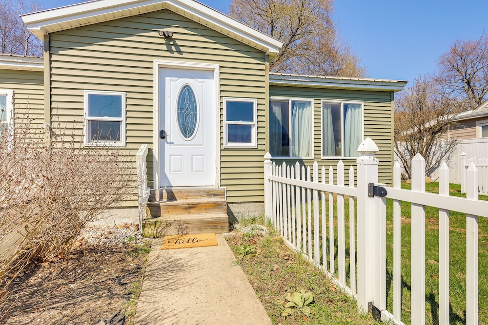 Walk to Private Beach & Boat Launch: Mayfield Home