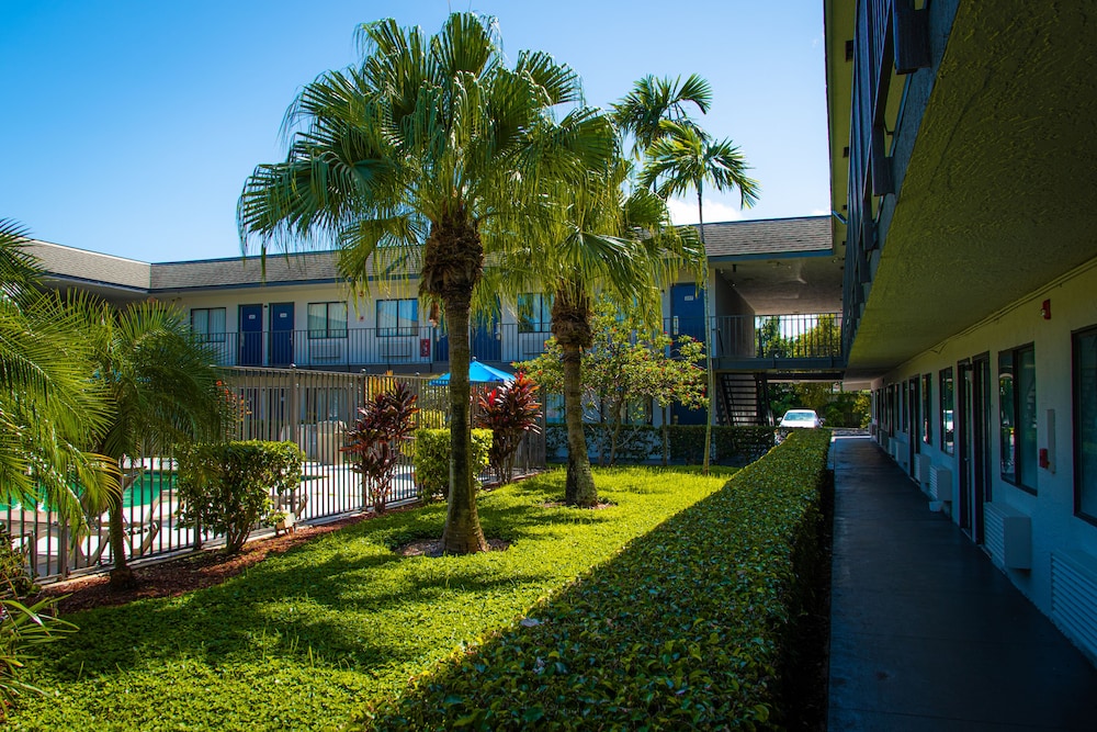 Motel 6 Lantana, FL