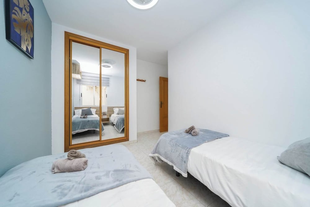 Modern 3-bed Apt, Sleeps 7, 6 Min Walk to Beach