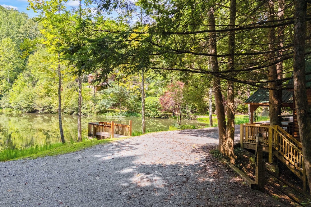 Lakeside Cabin w/ Hot Tub, Fireplace Near Dollywood & Trails Smoky Shores Retreat by Avantstay